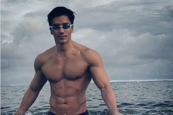 ZA OVOG ČOVEKA VREME NE POSTOJI: Žene uzdišu i maštaju o njemu, muškarci mu zavide, a čik pogodite koliko ima godina?! (FOTO)