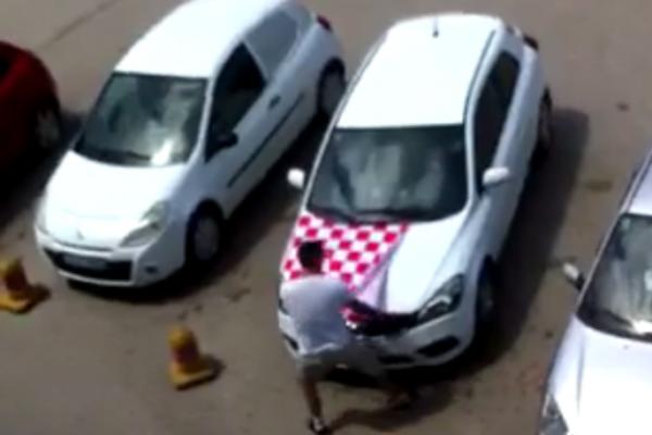 Srbin u Bosanskom Brodu skinuo šahovnicu s auta, a onda je objasnio zašto je to uradio!(VIDEO)