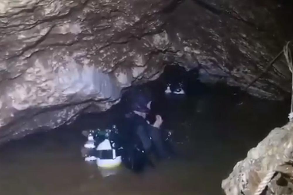 BEOGRAĐANIN SKOČIO S MOSTA, POTRAGA TRAJALA SATIMA: Ne mogu da ga pronađu, nastavlja se sutra!