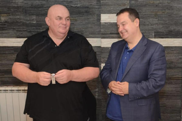 PALMA SE SETIO DAČIĆEVE GODIŠNJICE: Predsednik JS poklonio RUČNI SAT ministru, a evo šta je ugravirao na njemu! (FOTO)