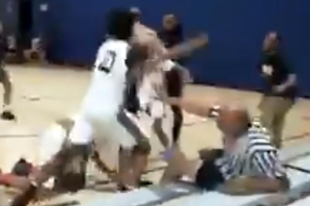 OVO NEMA NI NA SEOSKOM FUDBALU! Košarkaši ubili boga u sudijama tokom utakmice, arbitri jedva izvukli živu glavu! (VIDEO)