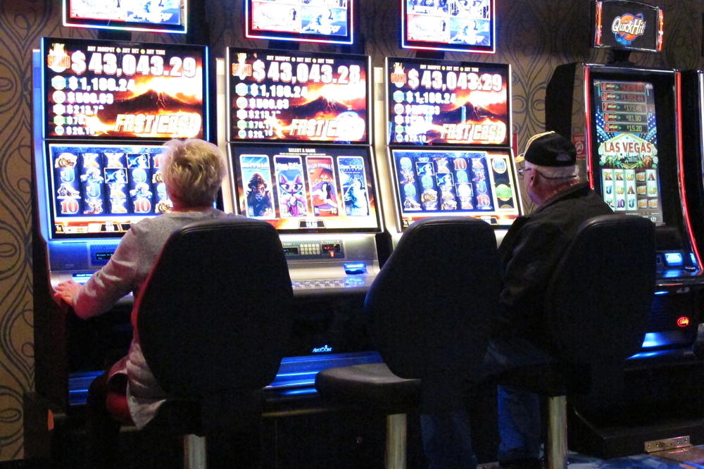 SVAKI TREĆI MALOLETNIK U SRBIJI JE ZAVISNIK OD KOCKE: Podaci PORAŽAVAJUĆI, prvi tiket uplate s roditeljima?