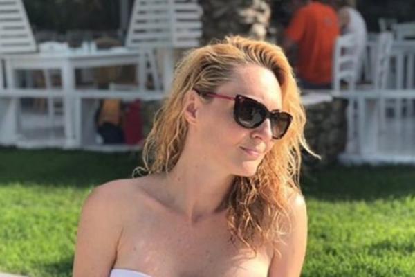 IMALA JE OZBILJNU OPERACIJU KIČME, A SA 42 GODINE IZGLEDA KAO BOMBA! Naša voditeljka se skinula i pokazala zašto je ODUVAK bila najpoželjnija u SRBIJI