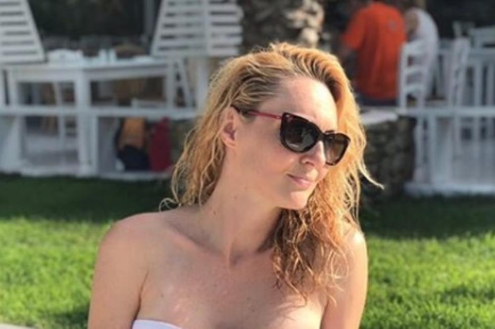 IMALA JE OZBILJNU OPERACIJU KIČME, A SA 42 GODINE IZGLEDA KAO BOMBA! Naša voditeljka se skinula i pokazala zašto je ODUVAK bila najpoželjnija u SRBIJI