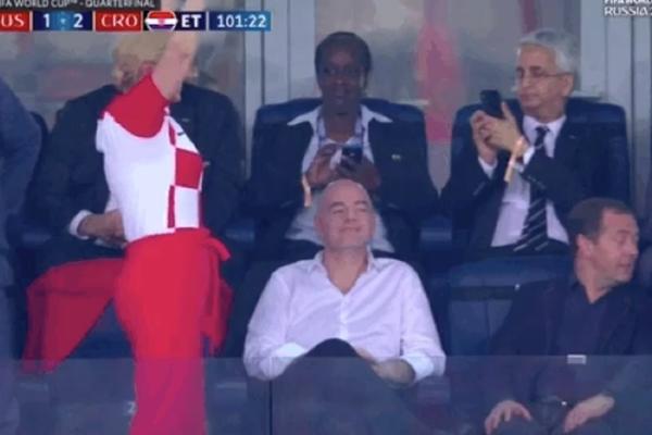 NIKO NIJE PRIMETIO OVAJ DETALJ! Dok se Kolinda naslađivala Medvedevu u facu, jedan čovek je zbog nje postao planetarni megahit! (FOTO) (VIDEO)