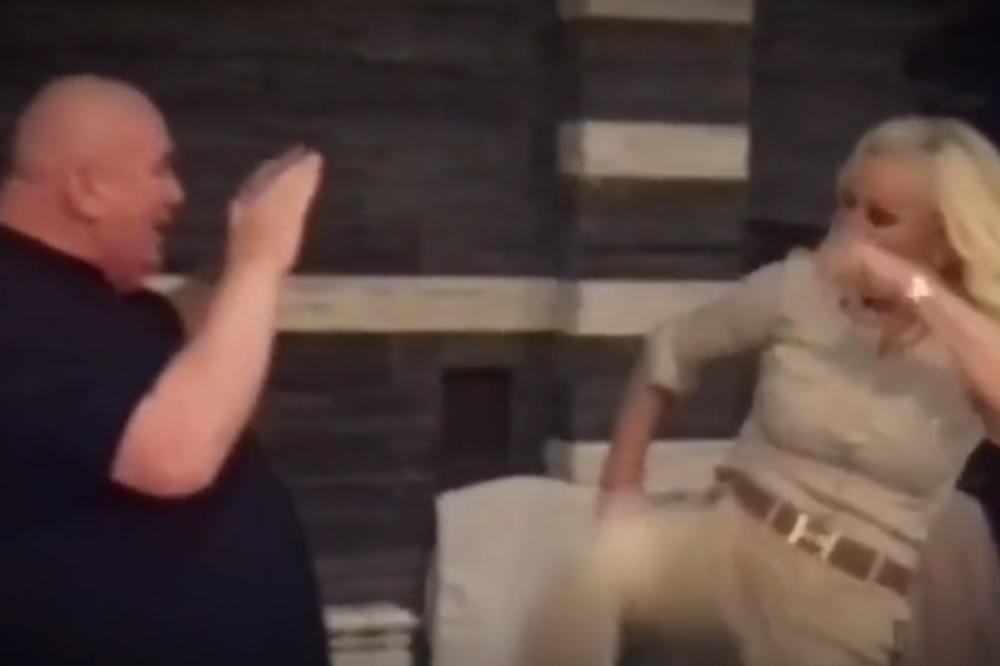 HIT SNIMAK KOJI ĆETE GLEDATI 100 PUTA! Lepa Brena tuče Palmu, prvo pesnicama pa onda i NOGOM! (VIDEO)