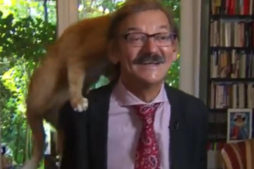 AKADEMIK JE DAVAO OZBILJAN INTERVJU: Onda je u kadar uleteo NEOBIČAN GOST i nasmejao ceo svet! (VIDEO)