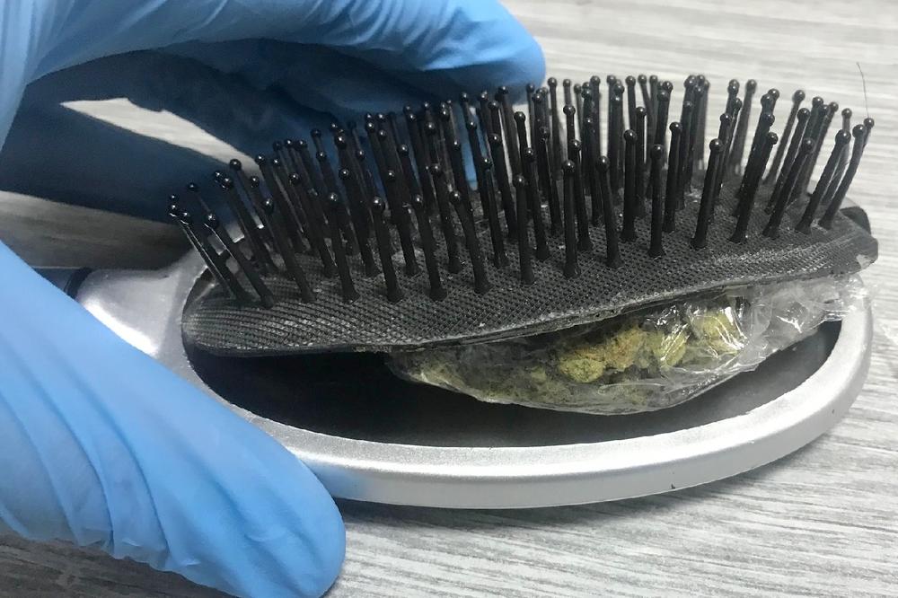 CARINICI NA BATROVCIMA OTVORILI SU GEPEK, IMALI SU ŠTA DA VIDE: Četka za kosu bila je puna... (FOTO)