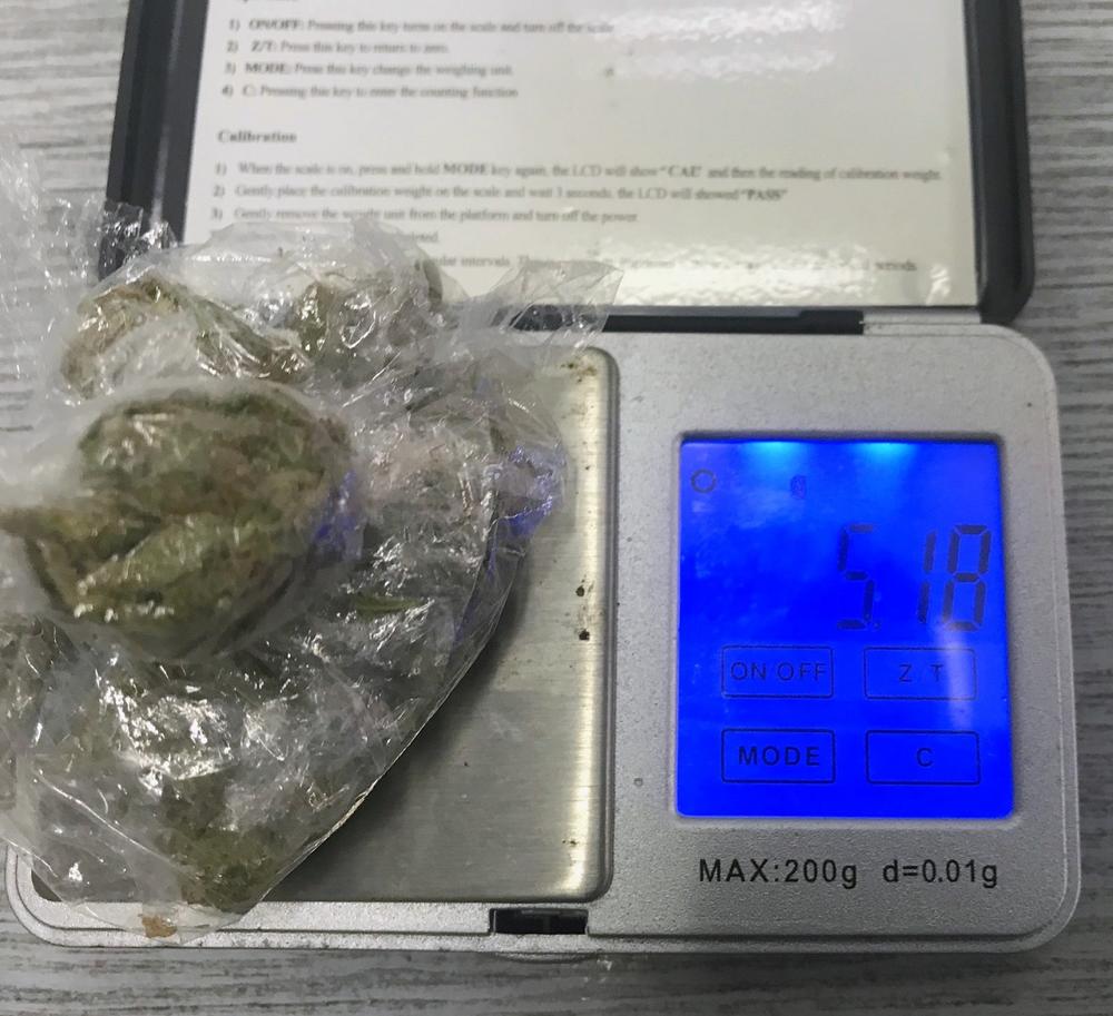 Pokušali da prokrijumčare marihuanu u četki za kosu  