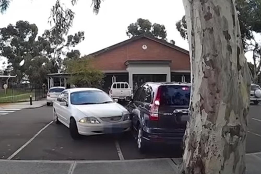 KO JE KRIV ZA SUDAR, CRNI ILI BELI AUTO? Internet GORI od rasprave o ovoj nezgodi na parkingu! (VIDEO)