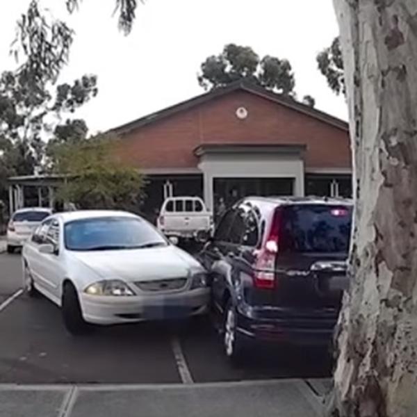 KO JE KRIV ZA SUDAR, CRNI ILI BELI AUTO? Internet GORI od rasprave o ovoj nezgodi na parkingu! (VIDEO)