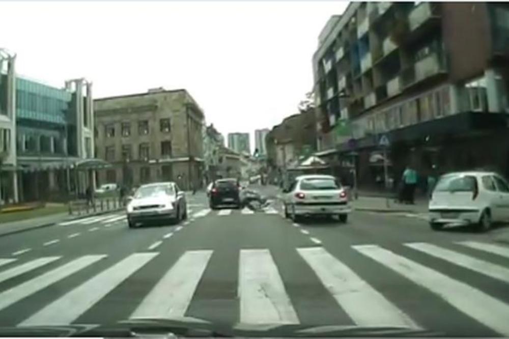 KAO DA SE NIŠTA NIJE DESILO: Automobil OBORIO BICIKLISTU na pešačkom prelazu u Zemunu i KOMOTNO NASTAVIO DALJE!(VIDEO)