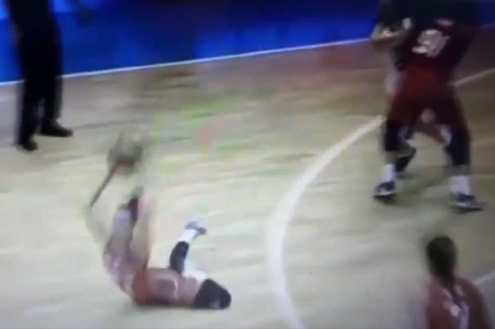 POŽRTVOVANOST JOJ UMALO NIJE DOŠLA GLAVE! Stravičan pad mlade košarkašice zbog kog će vam se okrenuti stomak! (VIDEO)