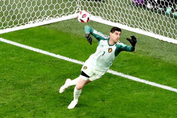 DAN KOJI SE U MADRIDU ČEKAO GODINAMA: Kurtoa ruku pod ruku sa Perezom izašao pred novinare kao igrač Reala! (VIDEO)