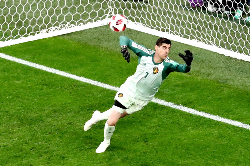 DAN KOJI SE U MADRIDU ČEKAO GODINAMA: Kurtoa ruku pod ruku sa Perezom izašao pred novinare kao igrač Reala! (VIDEO)