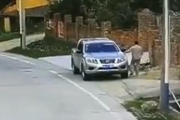 SEO JE U SVOJ DŽIP, a onda mu se desilo nešto što NIKO NIJE OČEKIVAO! (VIDEO)