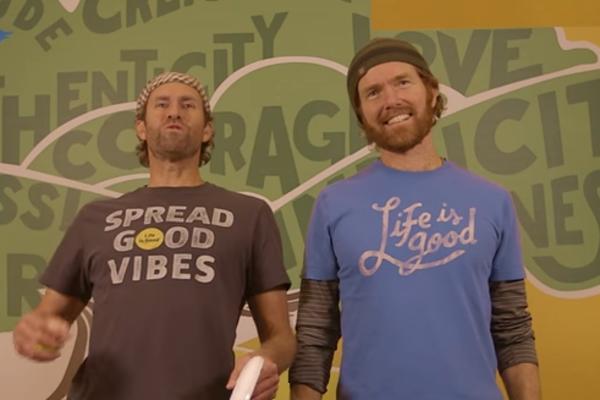 ZARADILI MILIONE NA FORU! Ištampali su jednostavnu PORUKU na majice i stekli ogromno BOGATSTVO!