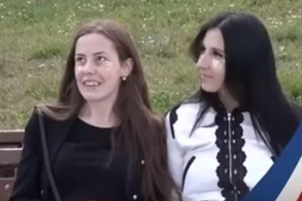 Mi smo polu-Hrvatice po ocu! A odakle vam je otac? Pa, iz Srbije! Urnebesni snimak Ruskinja koje su navijale za Hrvatsku! (VIDEO)