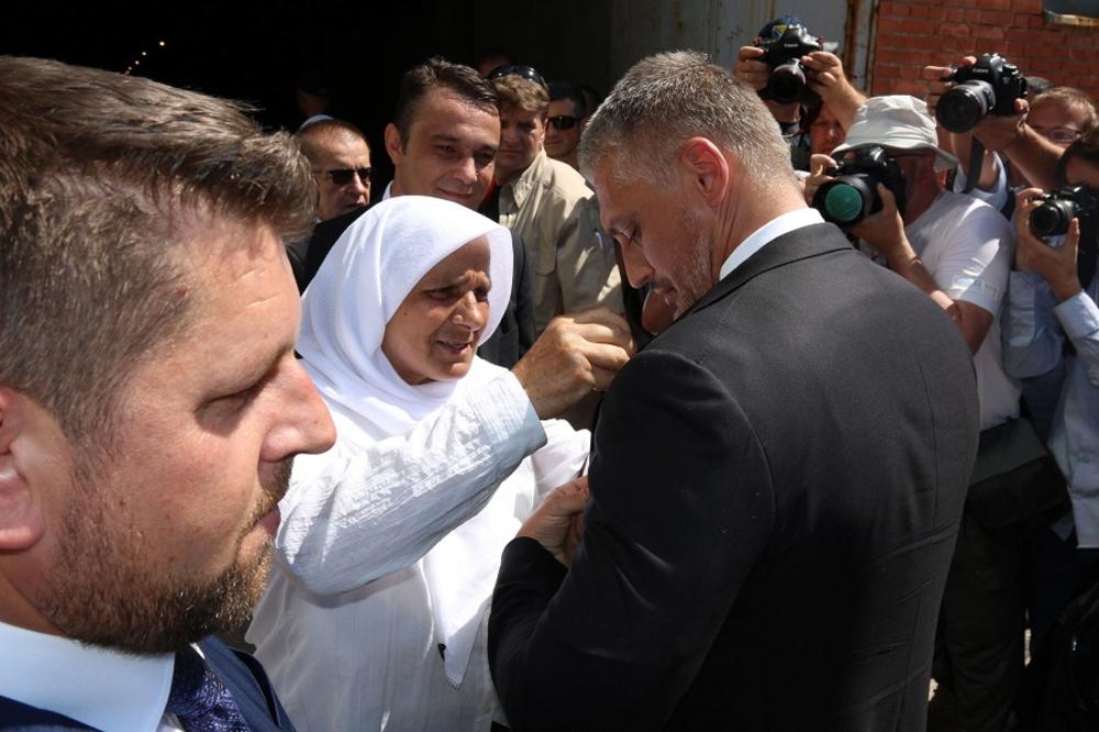 ČEDA JOVANOVIĆ U SREBRENICI: Sećanje na 8.372 pobijena Bošnjaka najjasnija je slika ludila koje nam i dalje diše za vratom!