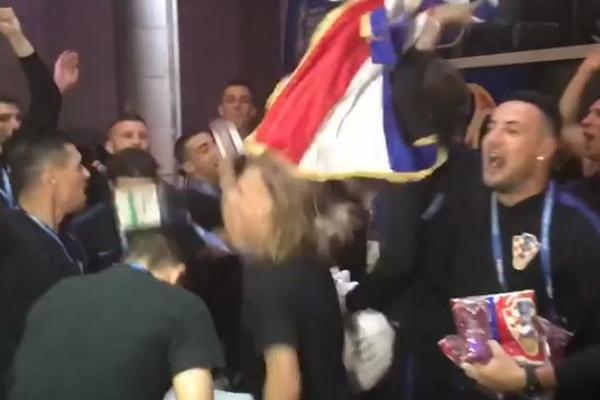 DA LI VAM JE POZNATA OVA PESMA KOJU PEVAJU? Dalić objavio snimak SLAVLJA HRVATSKIH IGRAČA ISPRED AUTOBUSA! (VIDEO)