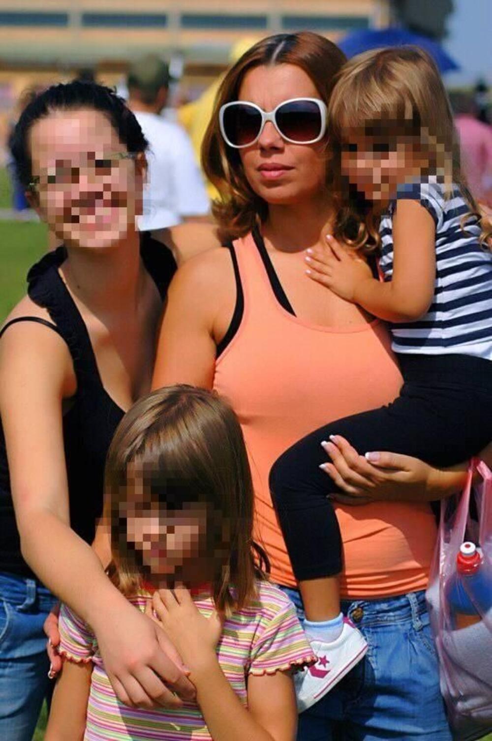 Dragana Stjepanović sa svojim ćerkama   