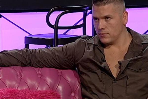 LUNA JE OGOLJENA I NAPRAVLJEN JOJ JE PAKAO OD ŽIVOTA: Ovako se brani devojka, a ne kao Sloba! Pevač podvio REP i ćutao!