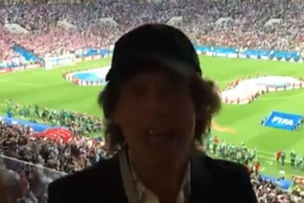 JEDAN OD NAJBOGATIJIH PEVAČA SMUVAO 44 GODINA MLAĐU DEVOJKU: Iskrena ljubav ili iskrena ljubav prema NOVCU?