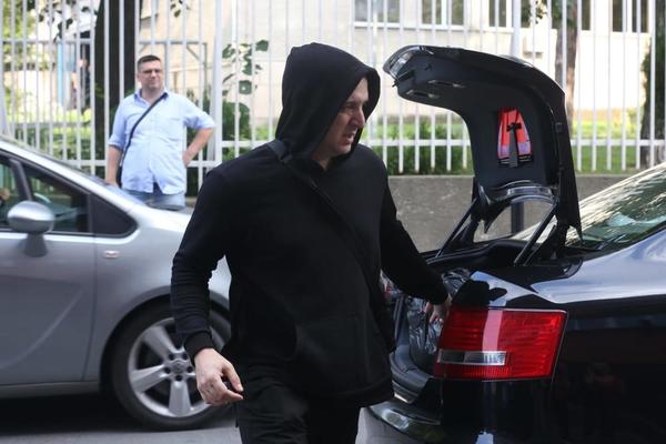 LEPI MIĆA NAPAO ZORANA MARJANOVIĆA U KAFANI! Pevač flašom udario Marjanovića pa pesnicom u stomak: Pusti me na miru, PIJANDURO! Ti si, bre, prso!