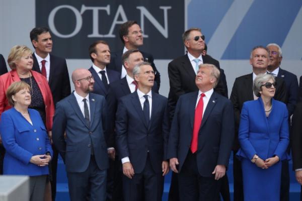 FOTOGRAFIJA SA NATO SAMITA JE ZAPALILA INTERNET: Da li primećujete u kom pravcu gleda TRAMP? (FOTO)