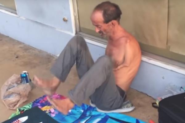 ROĐEN BEZ RUKU A IZBO PROLAZNIKA MAKAZAMA: Nećete verovati kako je to uradio ovaj ulični slikar! (VIDEO)