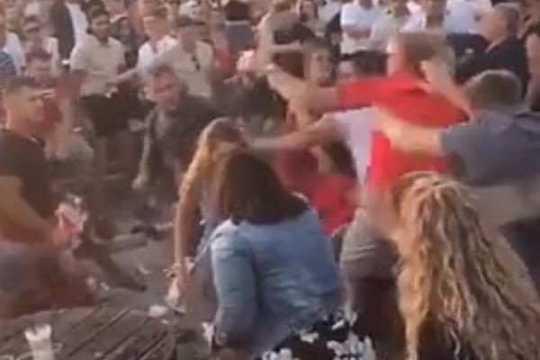 BRUTALNA TUČA POSLE MEČA HRVATSKA-ENGLESKA! Sevale pesnice, letele stolice, tukle se čak i žene! (VIDEO)