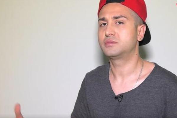 ŠVERCUJEM SE U GRADSKOM PREVOZU! Pevač uhvaćen u prekršaju NASRED ULICE pa poručio ovo! (VIDEO)