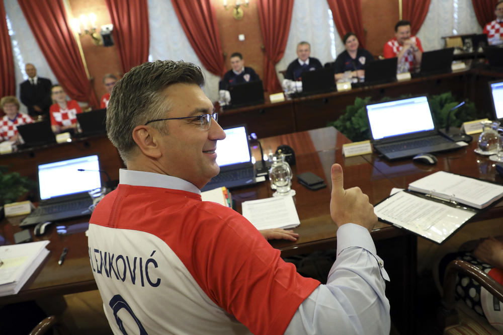 SVI BODRE VATRENE! Hrvatska vlada na sjajan način pokazala kako se navija za reprezentaciju! (FOTO)