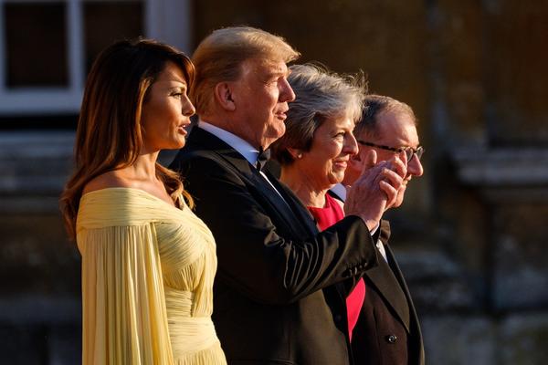 MELANIJA I TRAMP KAO LEPOTICA I ZVER! Za sve je kriva NJENA NESTVARNA ŽUTA HALJINA zbog koje ona liči na OVU princezu iz crtanog filma! (FOTO)