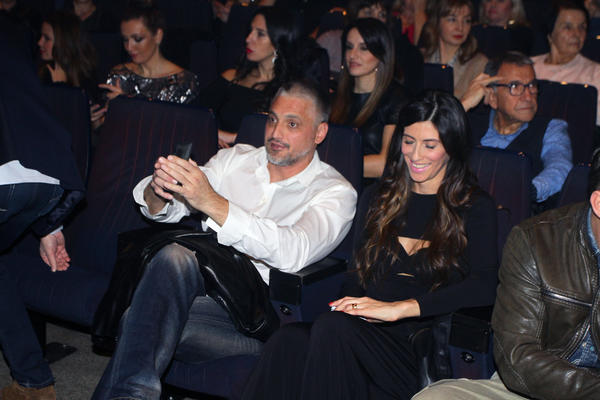 PA, OVO JE DA SE ČOVEKU ZAVRTI U GLAVI! Čedina supruga u mini bikiniju koji ni jedna žena našeg političara NE BI SMELA DA OBUČE! (FOTO)