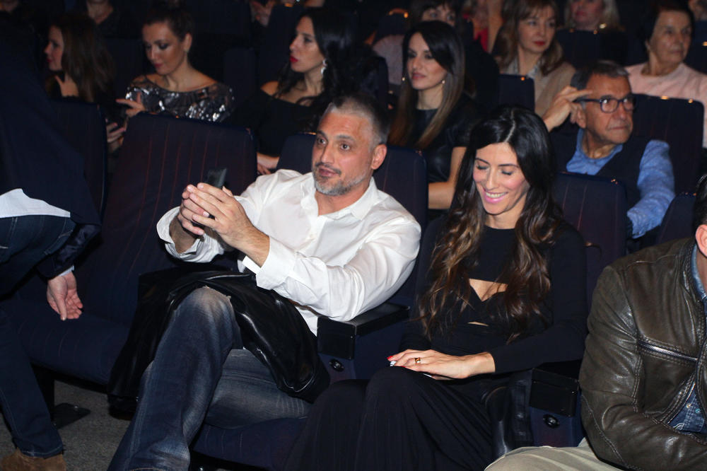 PA, OVO JE DA SE ČOVEKU ZAVRTI U GLAVI! Čedina supruga u mini bikiniju koji ni jedna žena našeg političara NE BI SMELA DA OBUČE! (FOTO)