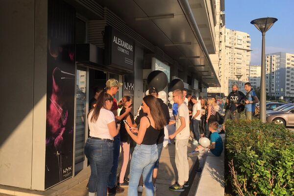 SLOBA JE IMAO PREČA POSLA?! Na otvaranju Luninog butika, bivši ljubavnik se nije POJAVIO, ali zato je lokal bio okupiran FANOVIMA