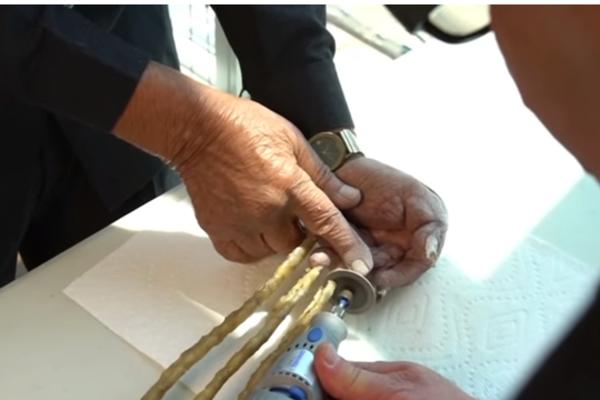 GAJIO IH JE 66 GODINA: Čovek sa NAJDUŽIM NOKTIMA na svetu konačno ih je ODREZAO! (VIDEO)