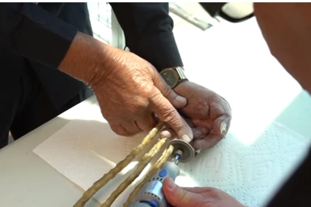 GAJIO IH JE 66 GODINA: Čovek sa NAJDUŽIM NOKTIMA na svetu konačno ih je ODREZAO! (VIDEO)