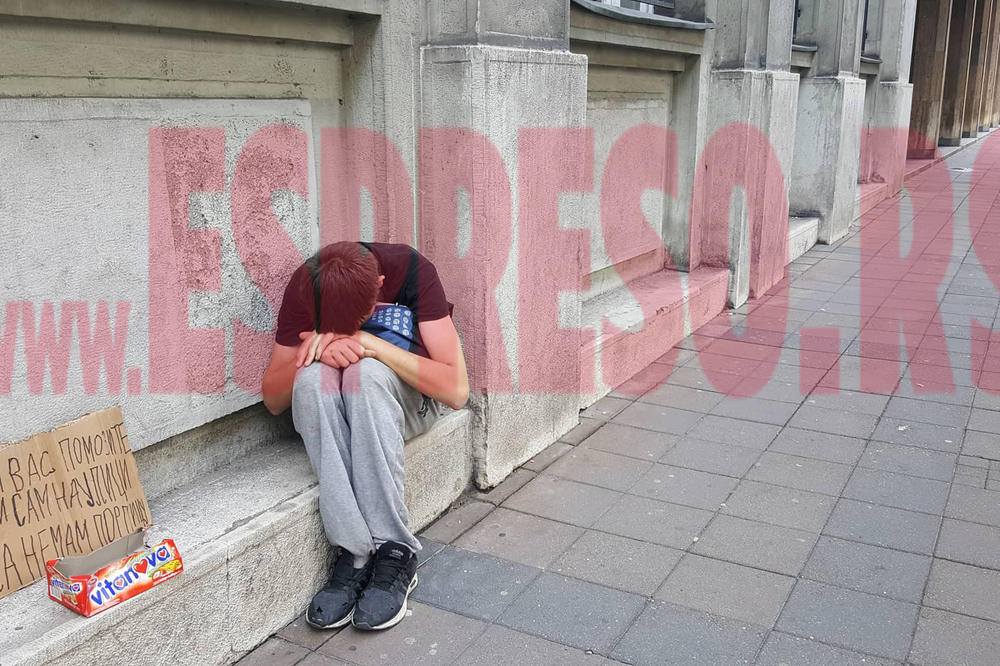 OVO JE UBEDLJIVO NAJTUŽNIJA SLIKA BEOGRADA: Dečak pognute glave prosi, a ono što piše na kartonu će vas RASPLAKATI (VIDEO)