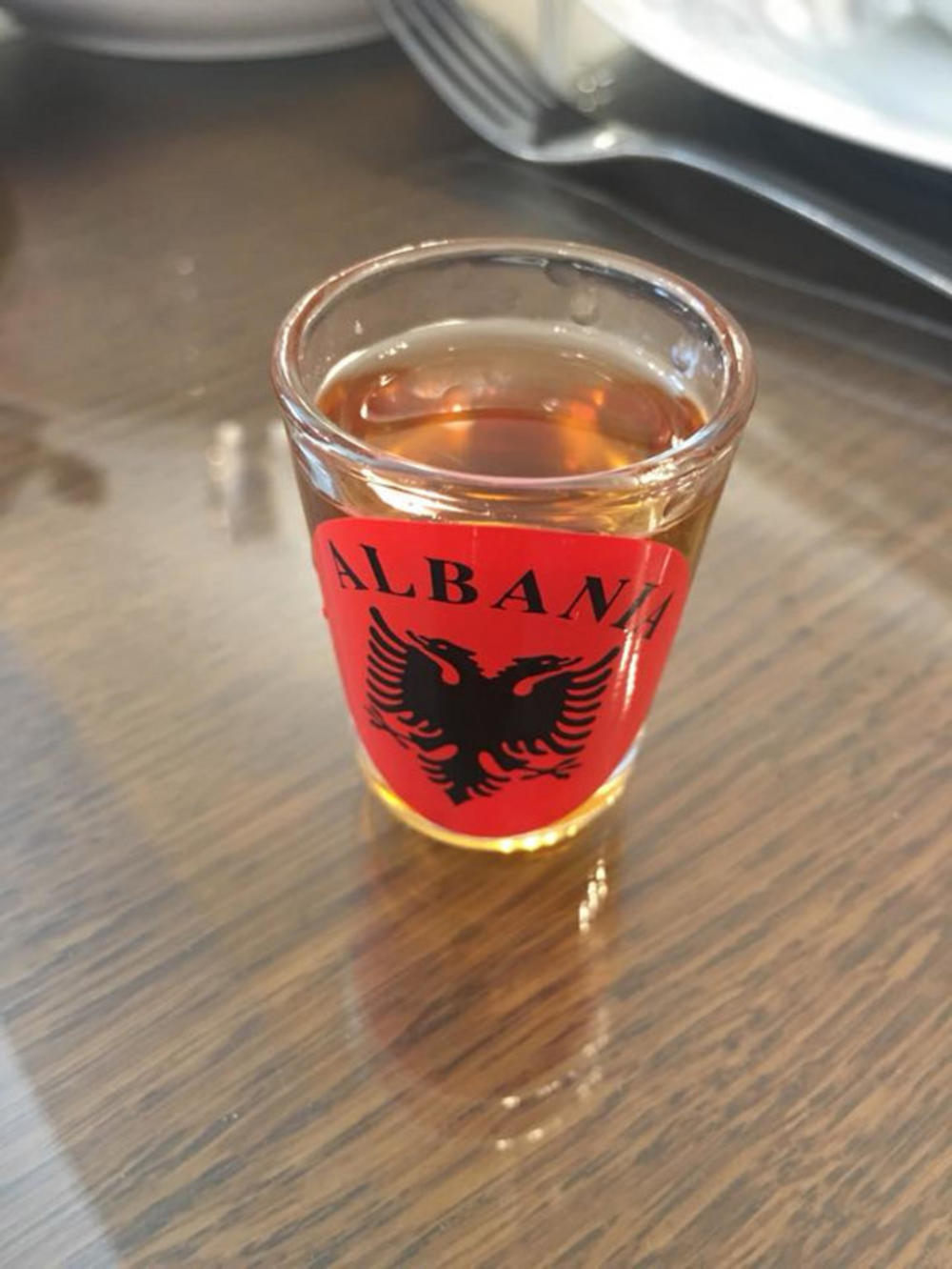 Mitropolit Amfilohije nazdravlja konjakom 'Skenderberg