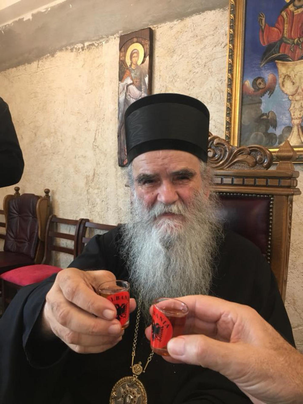Mitropolit Amfilohije nazdravlja konjakom 'Skenderberg