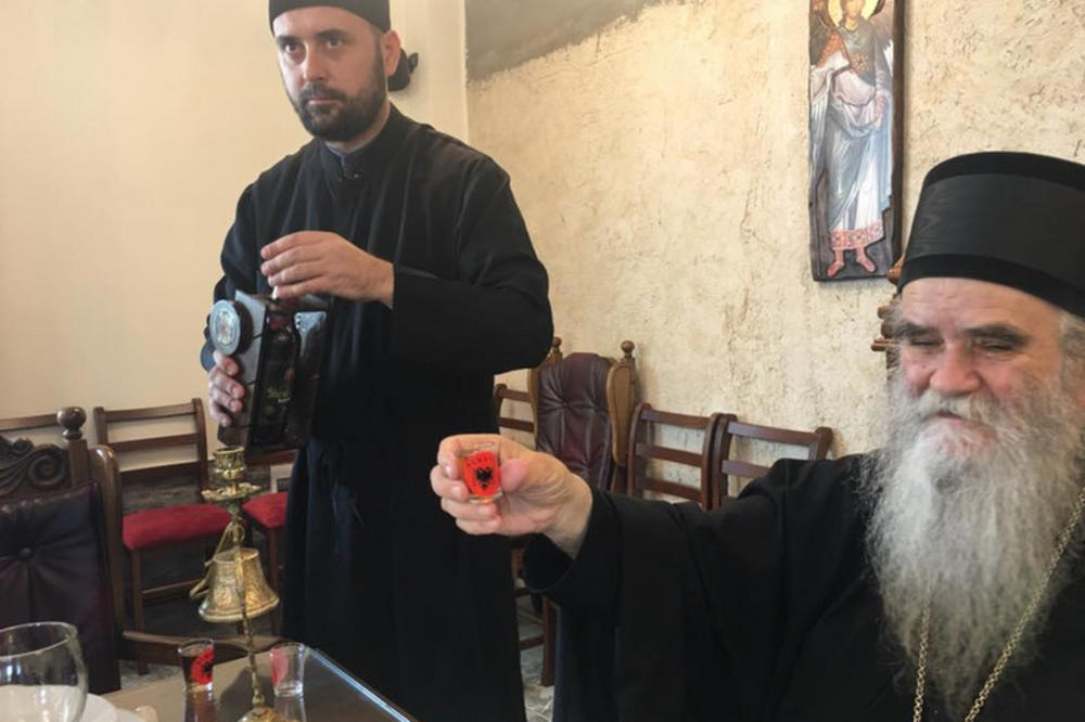 AMFILOHIJE NAZDRAVLJA IZ ČAŠICE S ALBANSKIM ORLOM! Šta je ovo, o čemu se ovde radi?! (FOTO)