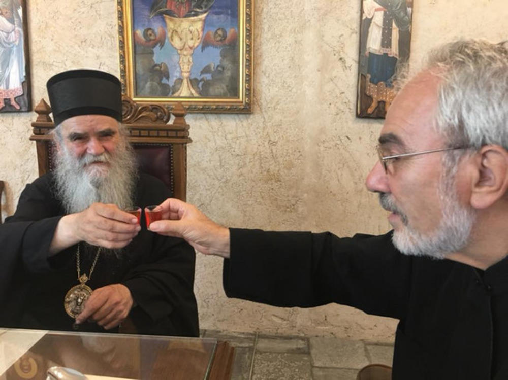 Mitropolit Amfilohije nazdravlja konjakom 'Skenderberg