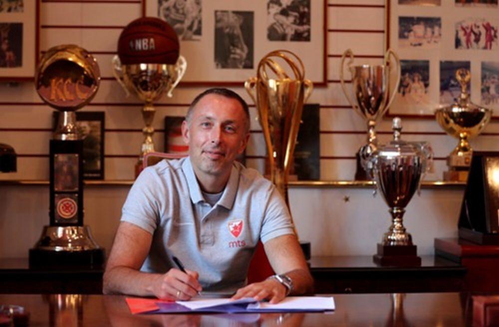 Milan Tomić na potpisu ugovora sa Crvenom zvezdom  