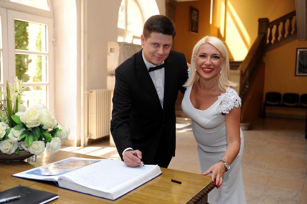 PRI KRAJU TRUDNOĆE: Voditeljka PAROVA sa STOMAKOM DO ZUBA prošetala u mini, uskoj haljinici pa pokazala NOGE! (FOTO)