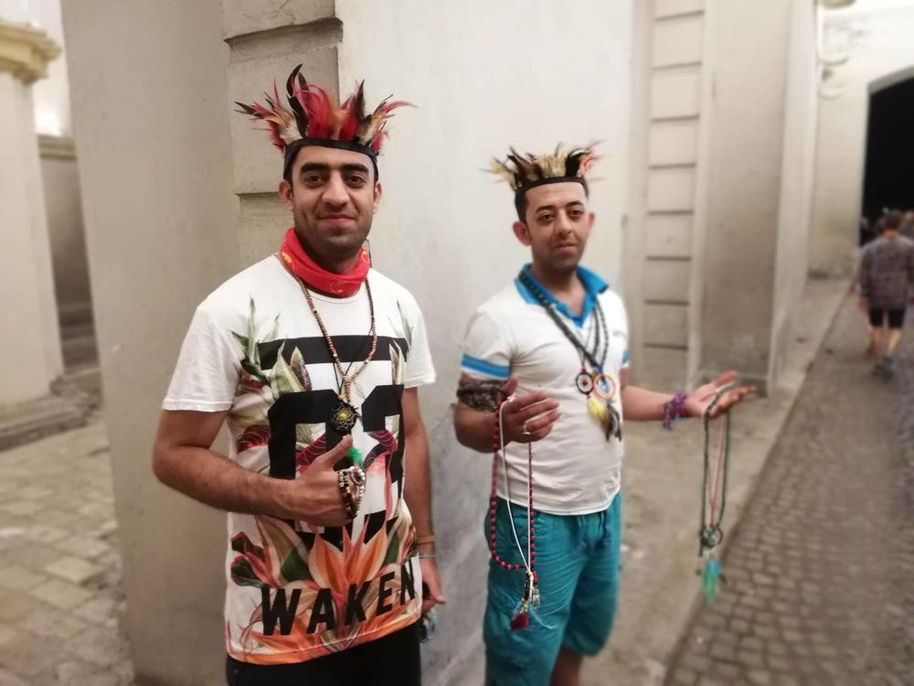 Ovi Iranci prodaju nakit na festivalu  