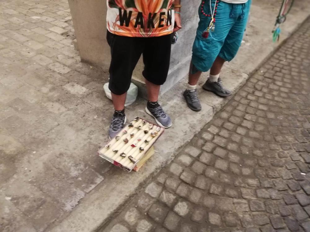 Ovi Iranci prodaju nakit na festivalu  