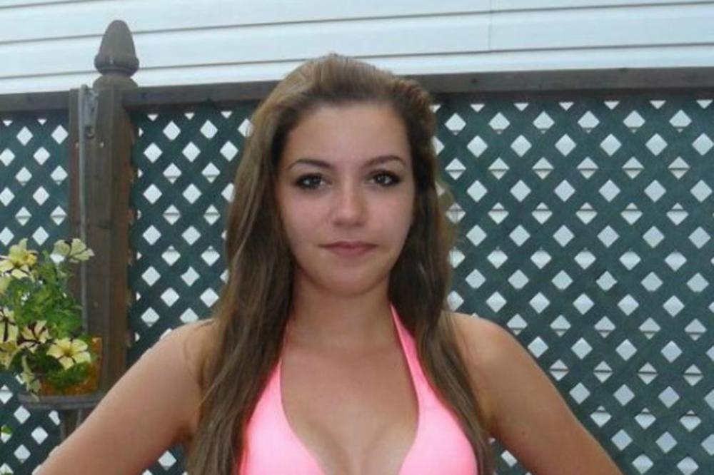 HTELA JE DA SE POHVALI ZMIJSKIM TELOM, PA POSTALA HIT NA INTERNETU: Kad vidite donji deo fotografije sve će vam biti jasno!