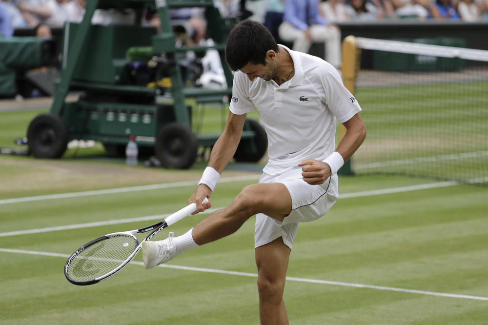 ZAMALO DA SLOMI STOPALO SAMOM SEBI: Neobuzdani izliv besa Đokovića, udarao je sebe po nozi najjače što može! (VIDEO)